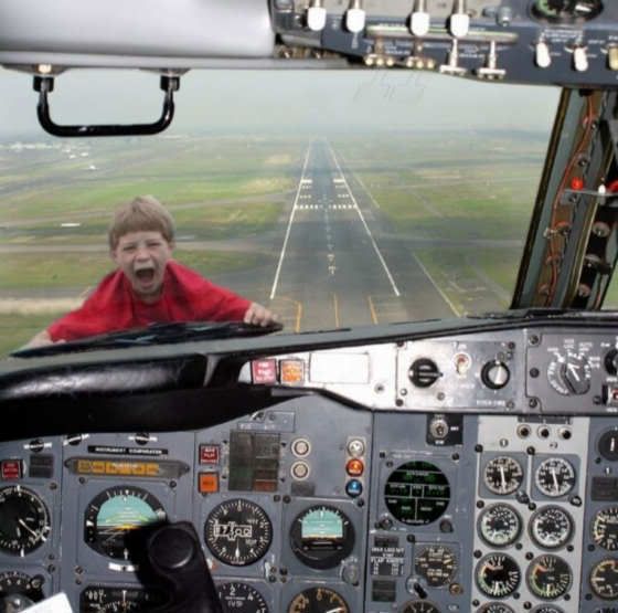 [صورة: funny-jetliner-picture-kid-stuck-ou.jpg]