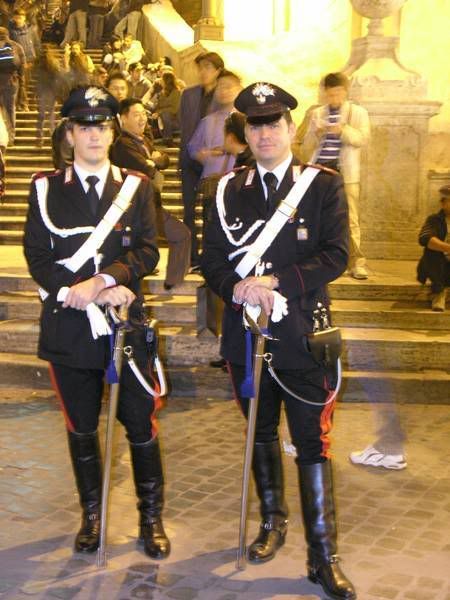 Med-Italy_2005_Rome_R-5_021police.jpg